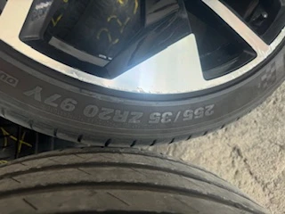 Гуми с джанти Kumho 255/35R20, снимка 2 - Гуми и джанти - 48538289