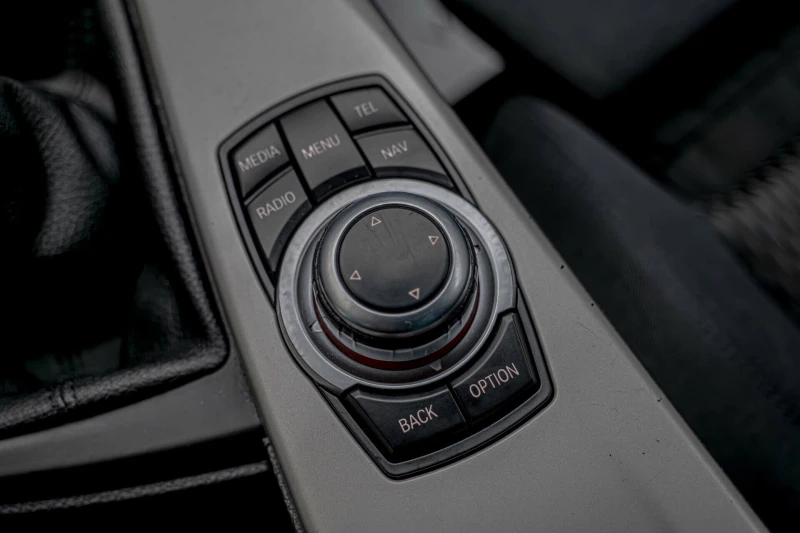 BMW 320 d/PDC/Xenon/Navi/M-Perf/Cruise Control, снимка 10 - Автомобили и джипове - 52798303