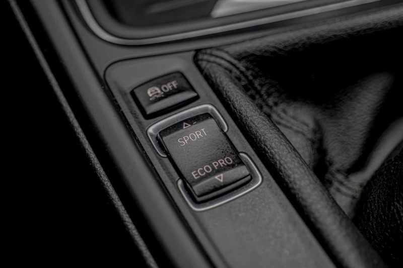 BMW 320 d/PDC/Xenon/Navi/M-Perf/Cruise Control, снимка 11 - Автомобили и джипове - 52798303