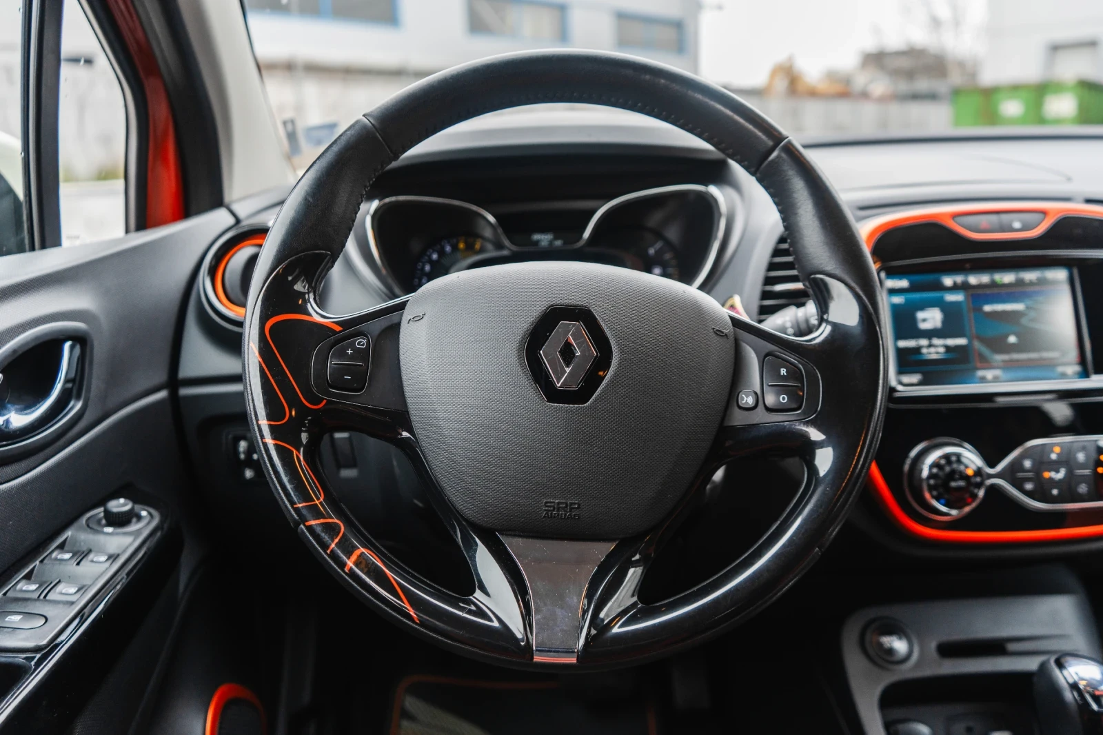 Renault Captur 1.2 TCe ШВЕЙЦАРИЯ АВТОМАТИК 113000 км! 4 цилиндров, снимка 11 - Автомобили и джипове - 54117267