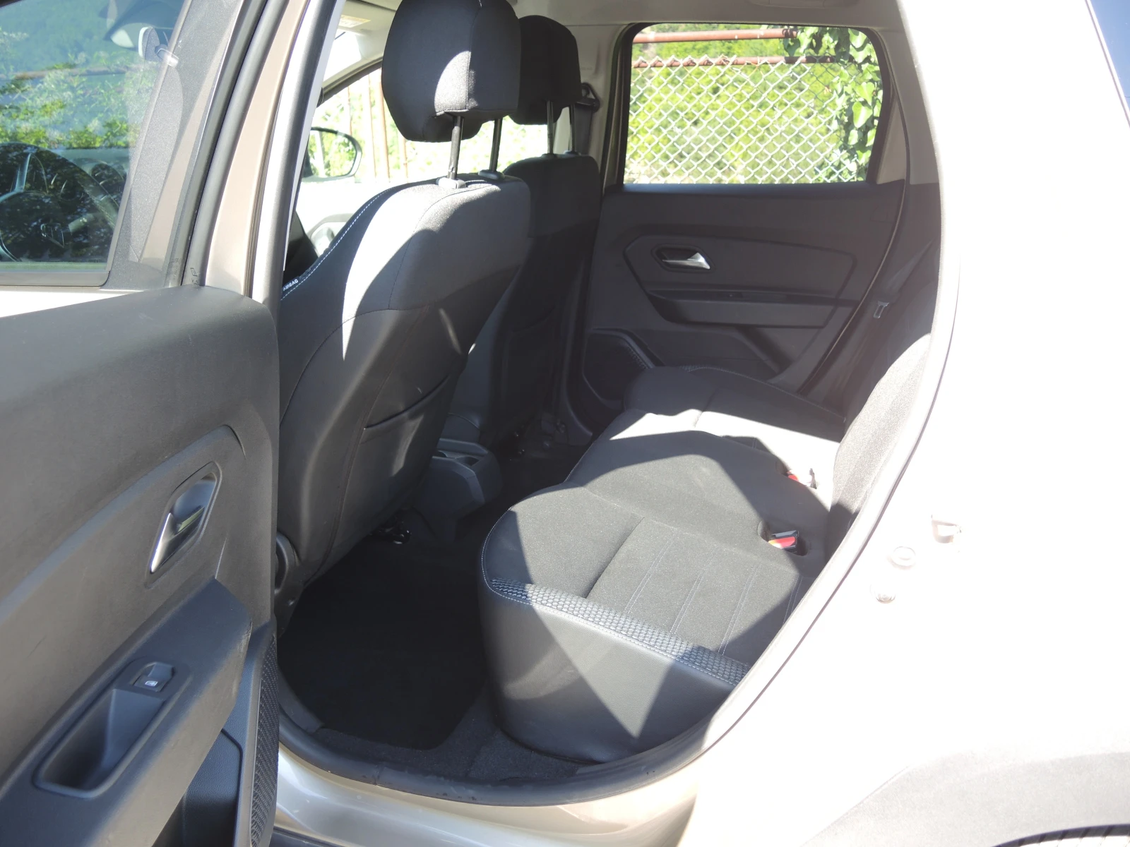 Dacia Duster 1.5dCi 4х4 Prestige, снимка 8 - Автомобили и джипове - 55596370