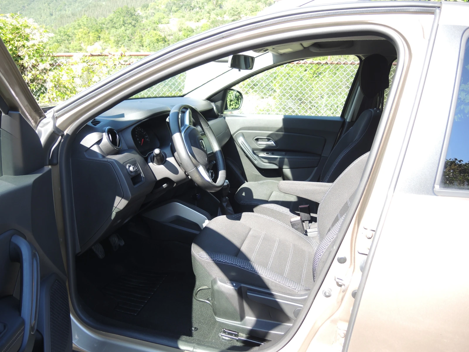 Dacia Duster 1.5dCi 4х4 Prestige, снимка 7 - Автомобили и джипове - 55596370