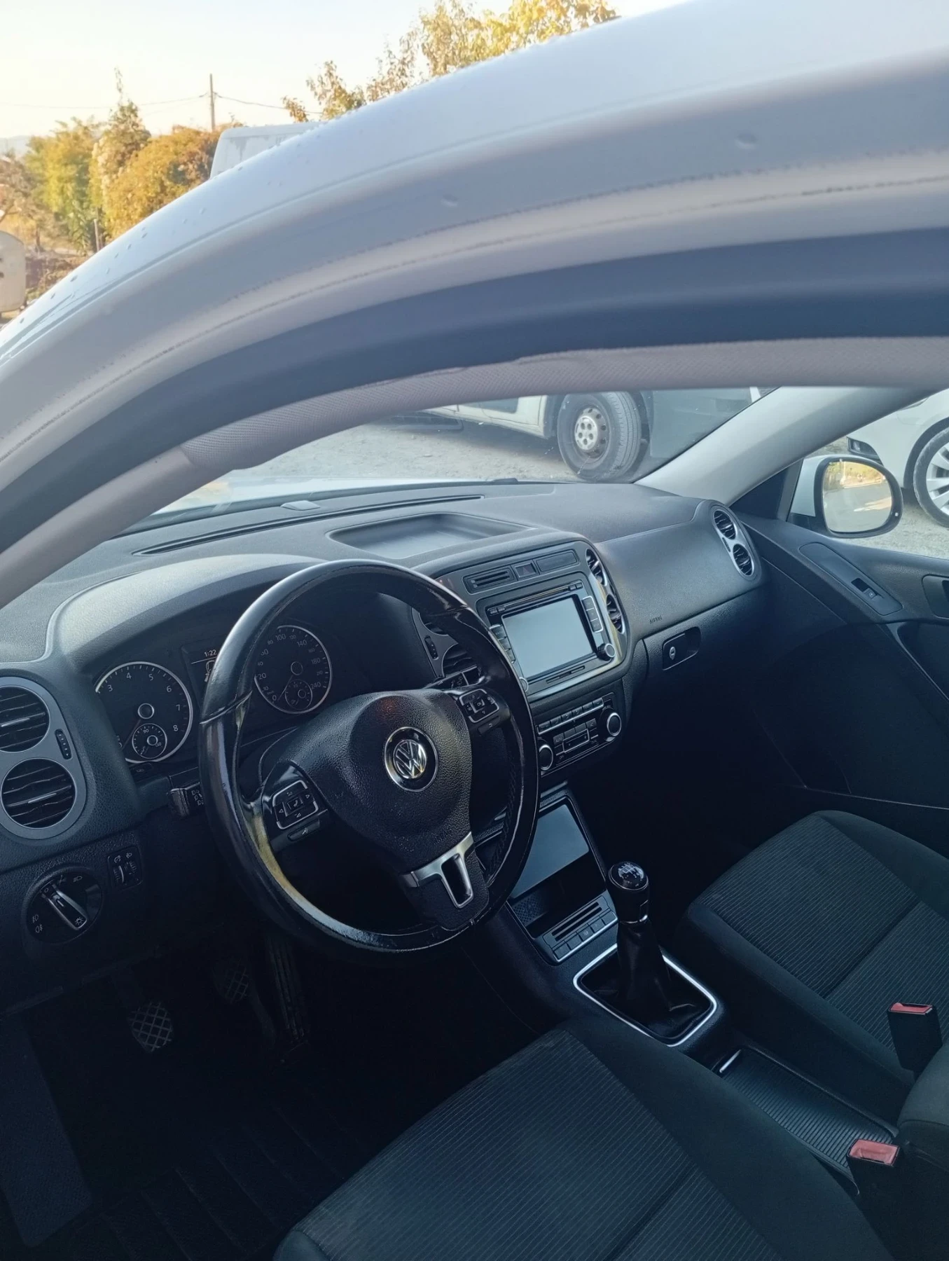 VW Tiguan Бензин 120кс топ, снимка 10 - Автомобили и джипове - 56659359