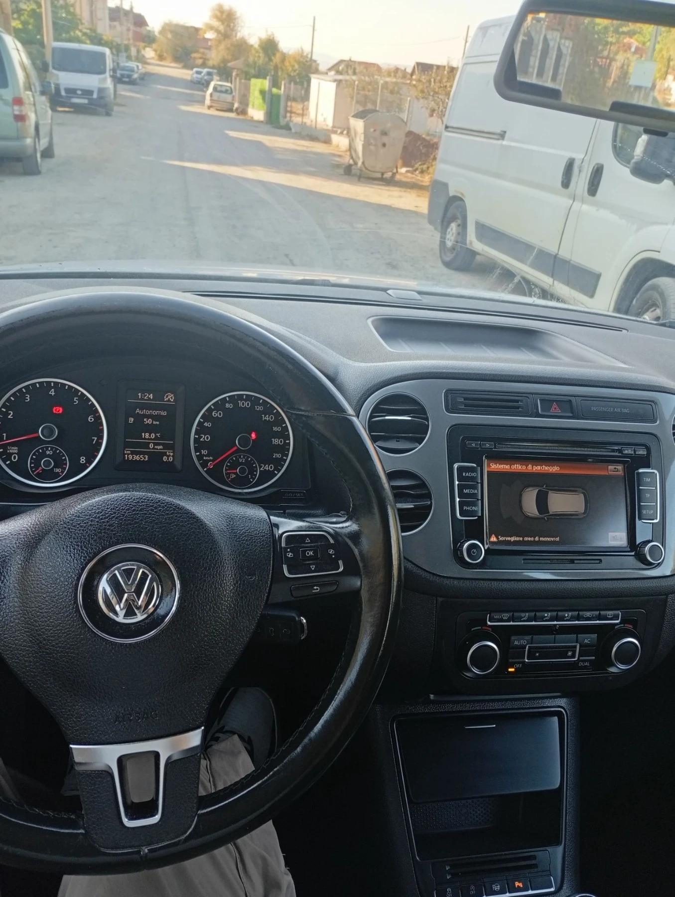 VW Tiguan Бензин 120кс топ, снимка 8 - Автомобили и джипове - 56659359