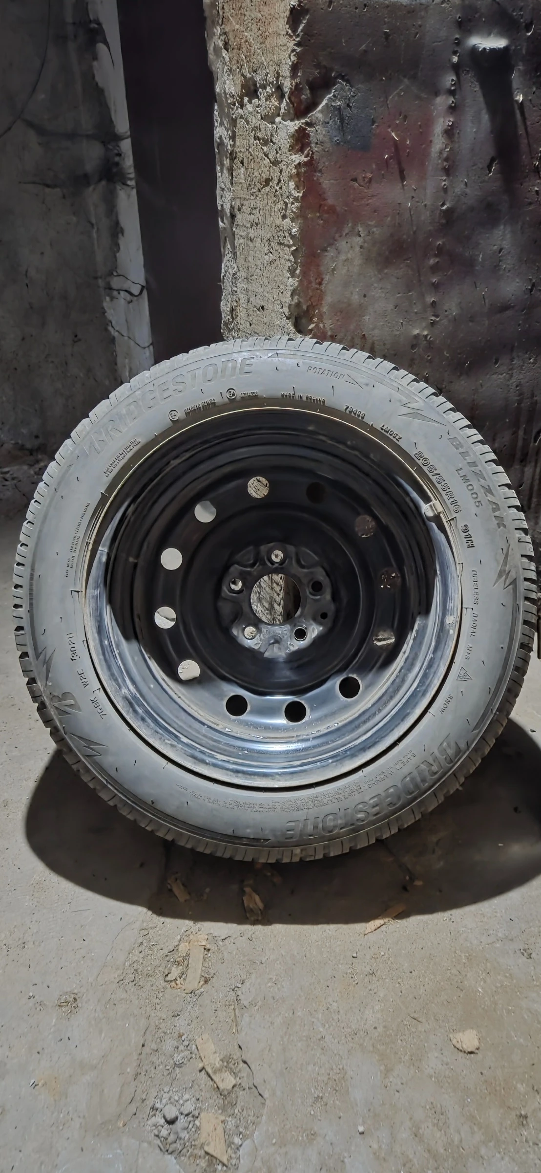 Гуми с джанти Bridgestone 205/55R16, снимка 3 - Гуми и джанти - 55211534