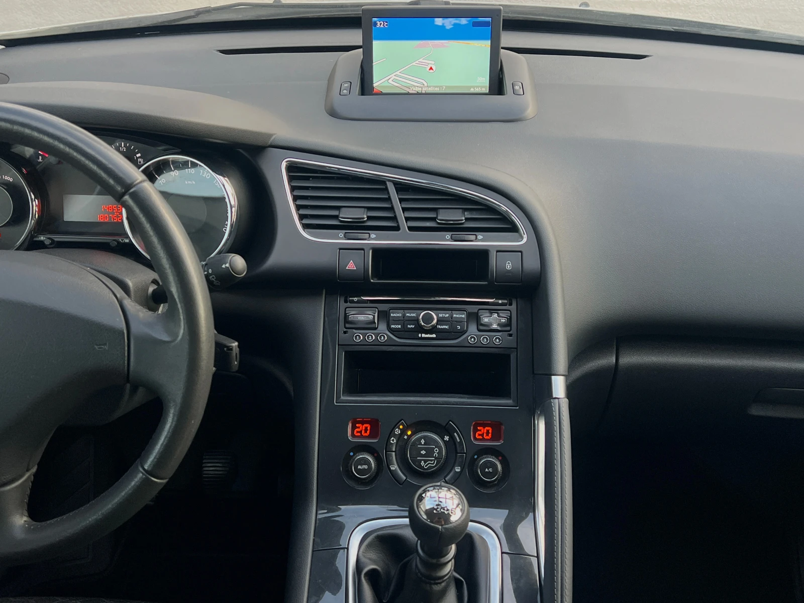 Peugeot 3008 1.6HDi ГАРАНТИРАН ПРОБЕГ 180000км НАПЪЛНО ОСЛУЖЕН  - изображение 9