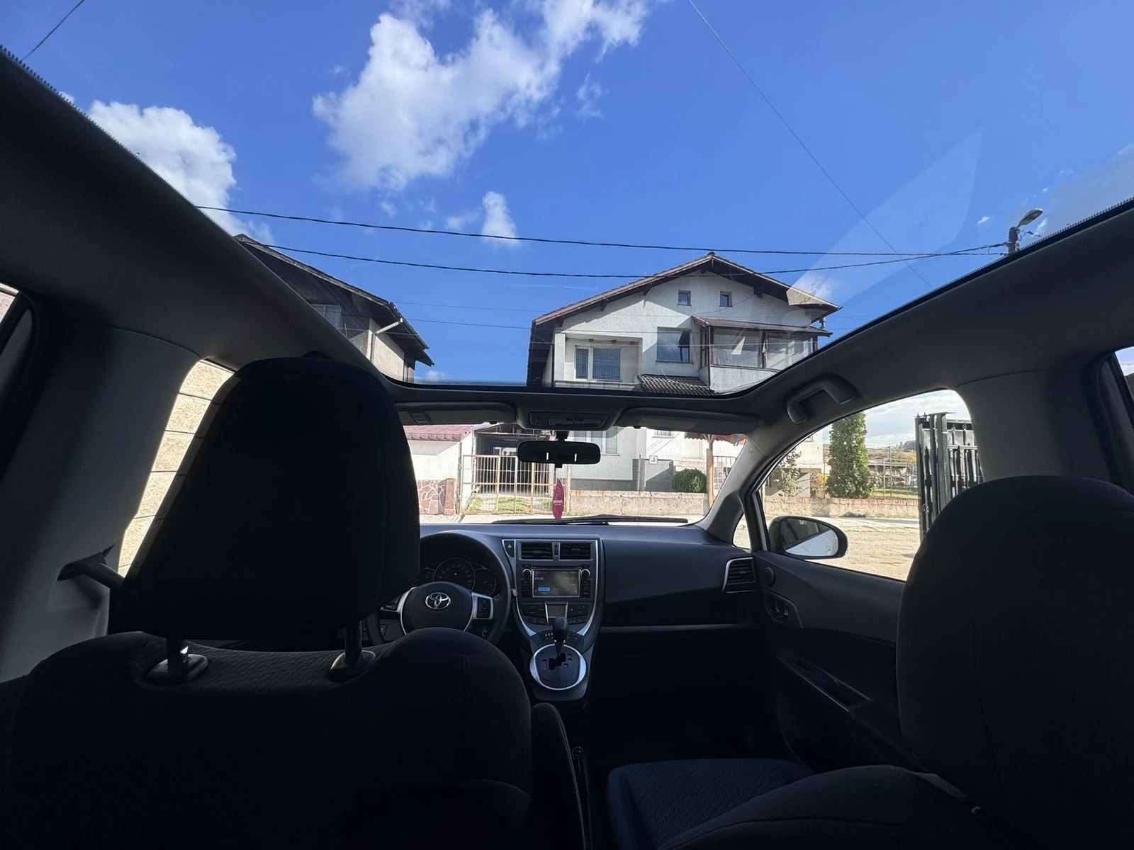 Toyota Verso S Панорамен покрив и камера за задно виждане, снимка 5 - Автомобили и джипове - 53729127