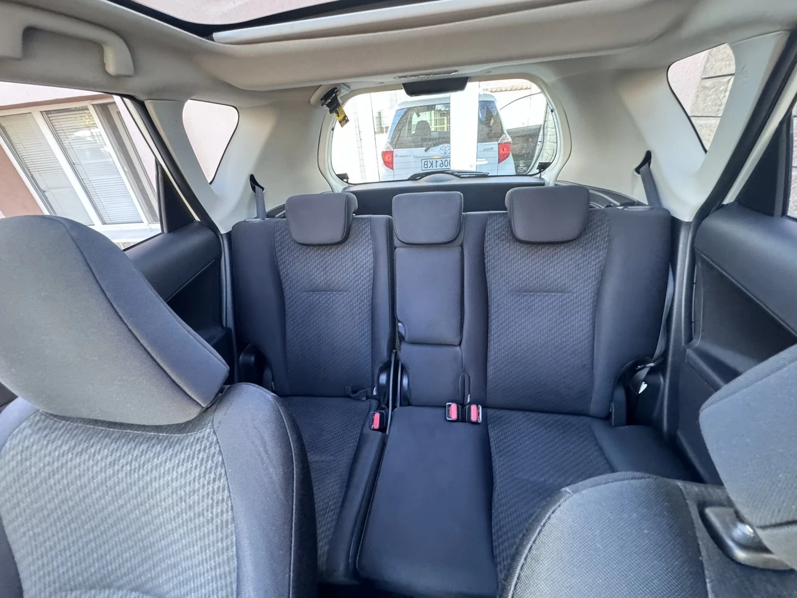 Toyota Verso S Панорамен покрив и камера за задно виждане, снимка 12 - Автомобили и джипове - 53729127