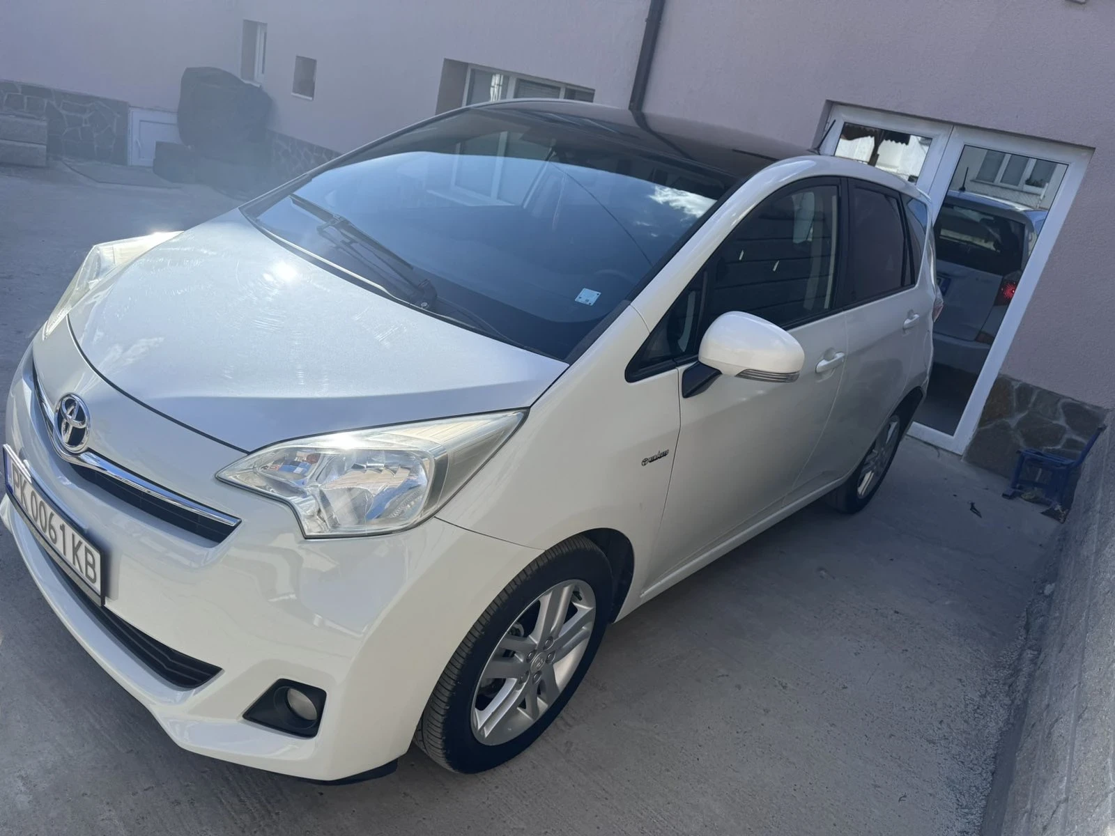 Toyota Verso S Панорамен покрив и камера за задно виждане, снимка 2 - Автомобили и джипове - 53729127