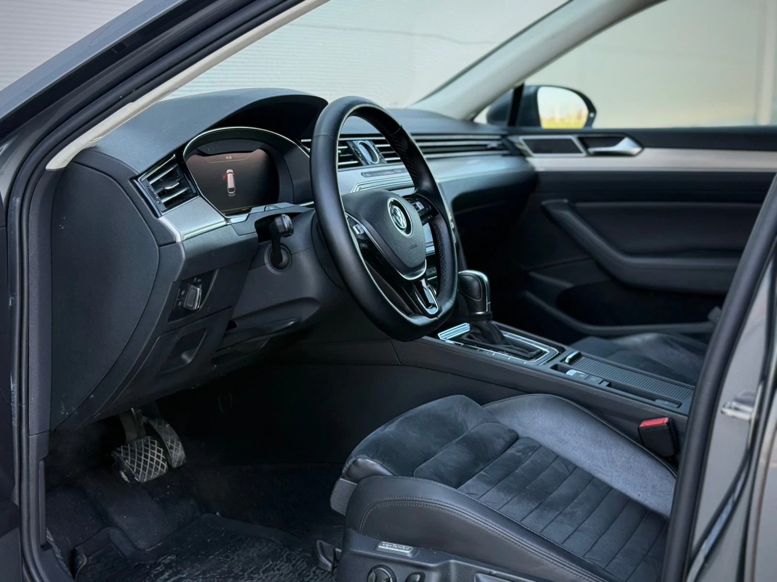 VW Passat R-Line DSG Digital, снимка 10 - Автомобили и джипове - 53665731