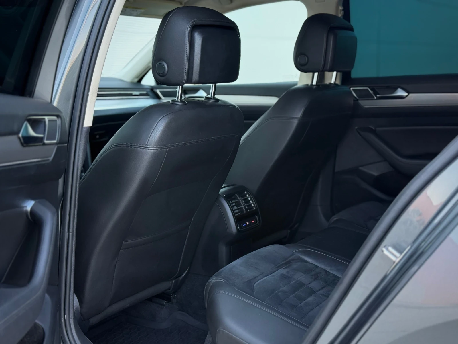 VW Passat R-Line DSG Digital, снимка 7 - Автомобили и джипове - 53665731