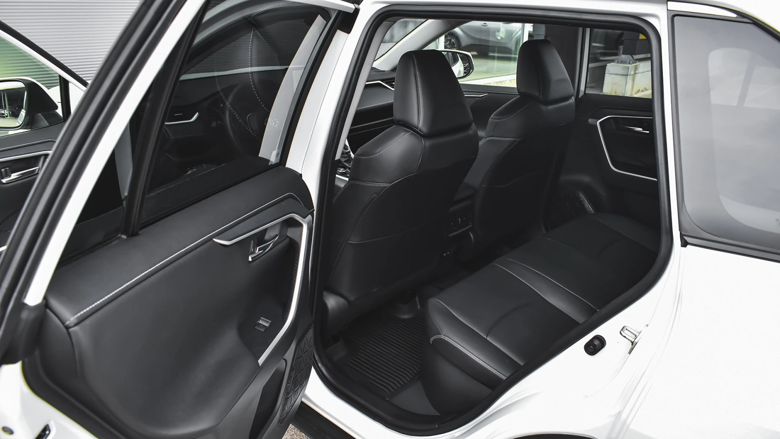 Toyota Rav4 LUXURY 2.5 Hybrid 4x4 e-CVT - изображение 9