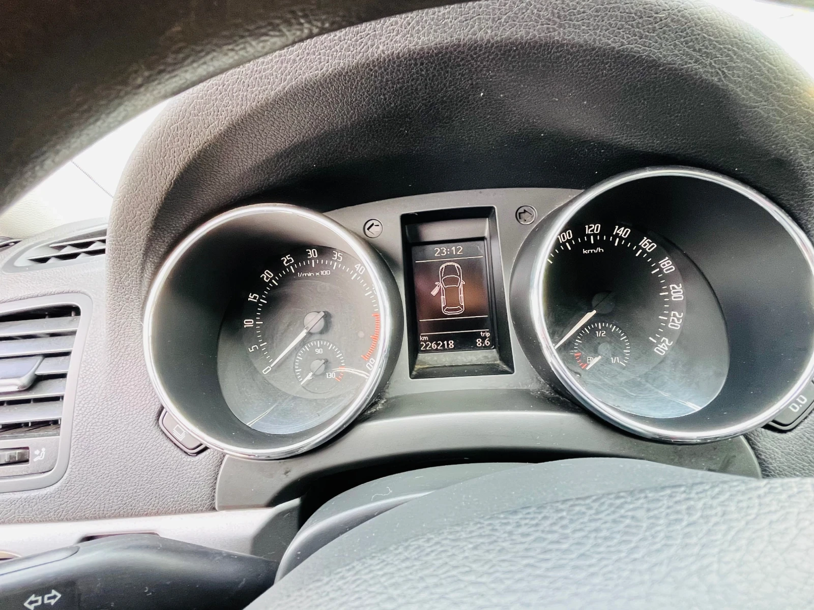 Skoda Yeti 2.0 TDI , снимка 14 - Автомобили и джипове - 53940852