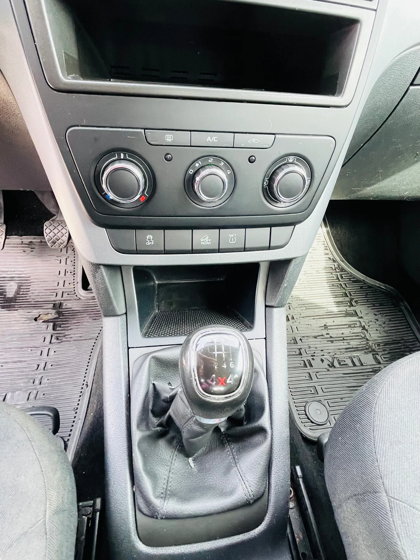 Skoda Yeti 2.0 TDI , снимка 13 - Автомобили и джипове - 53940852