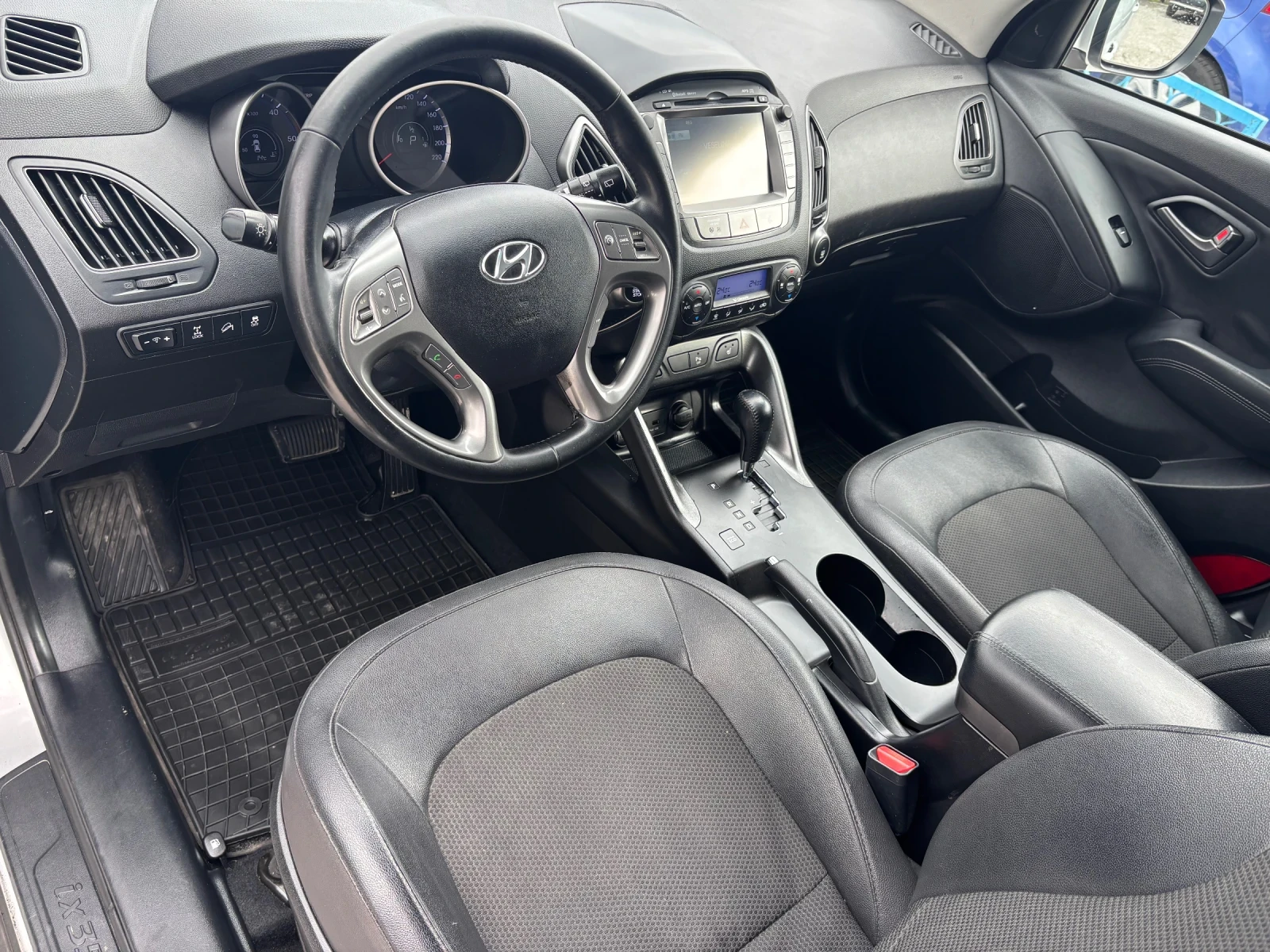 Hyundai IX35 2.0 crdi / Face/ 4x4/ Автоматик/ Navi/ Камера, снимка 17 - Автомобили и джипове - 54083900