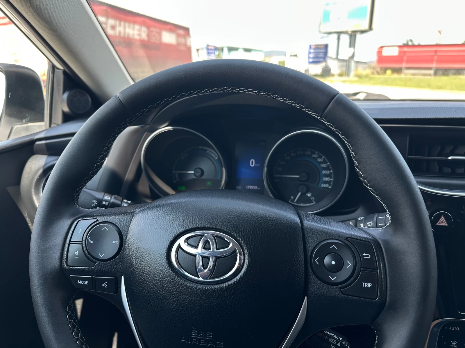 Toyota Auris 1.8 Hybrid  FACELIFT , снимка 11 - Автомобили и джипове - 55409916