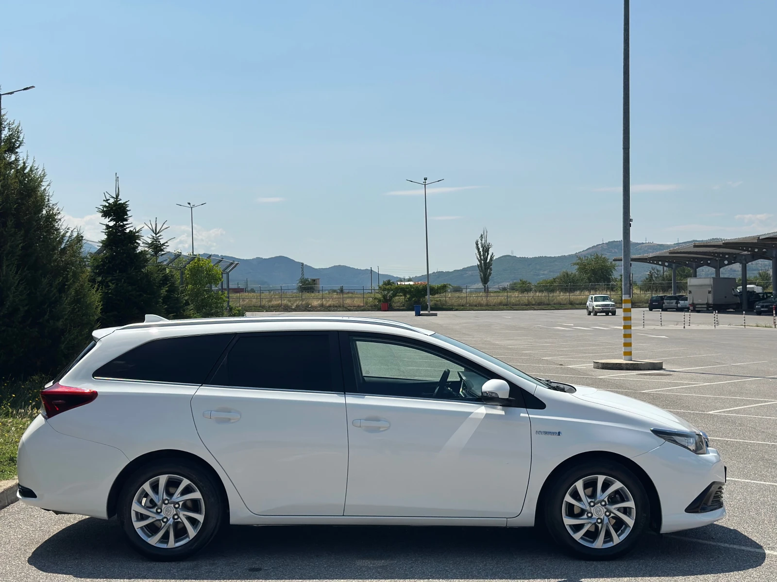 Toyota Auris 1.8 Hybrid  FACELIFT , снимка 2 - Автомобили и джипове - 55409916