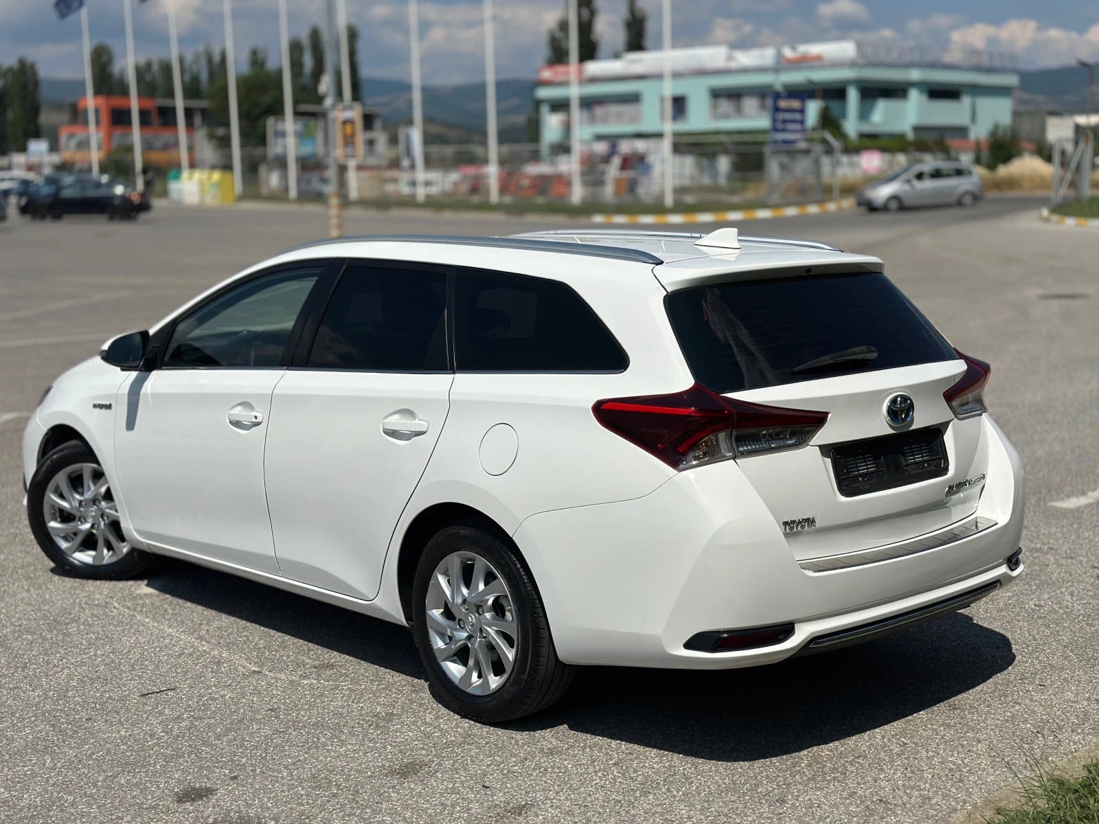 Toyota Auris 1.8 Hybrid  FACELIFT , снимка 5 - Автомобили и джипове - 55409916