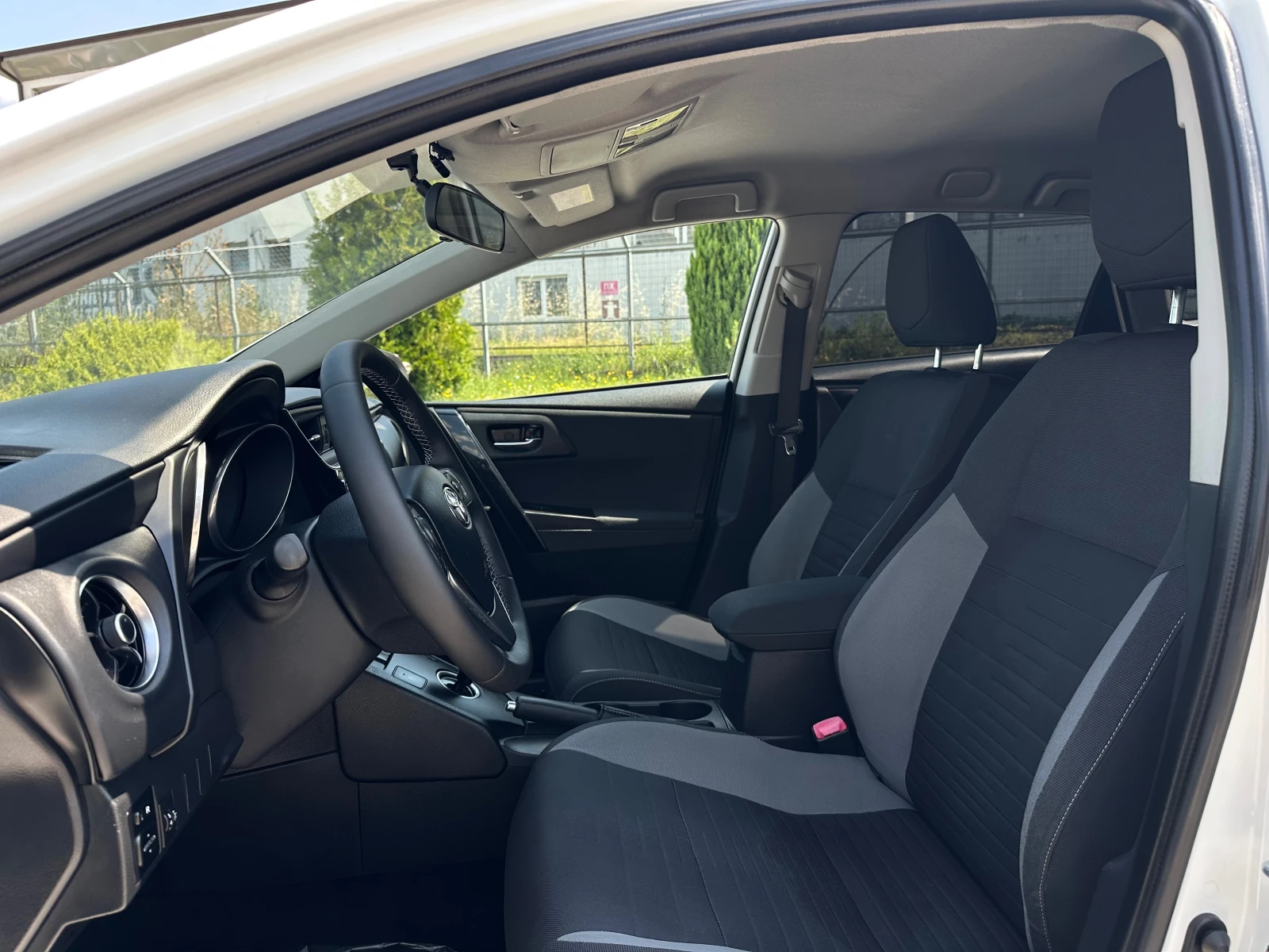 Toyota Auris 1.8 Hybrid  FACELIFT , снимка 9 - Автомобили и джипове - 55409916