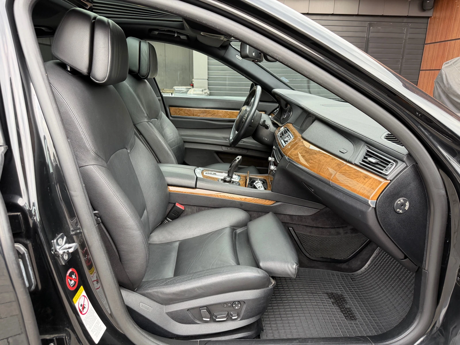 BMW 730 d M-Paket #Distr#KEYLess#MEMORY#CAMERA#NOV Top#, снимка 13 - Автомобили и джипове - 56046698
