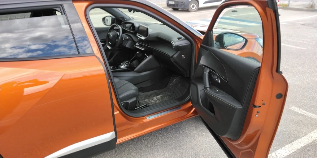 Peugeot 2008 1.5 Дизел131к. С GT -LINE, снимка 10 - Автомобили и джипове - 56244835