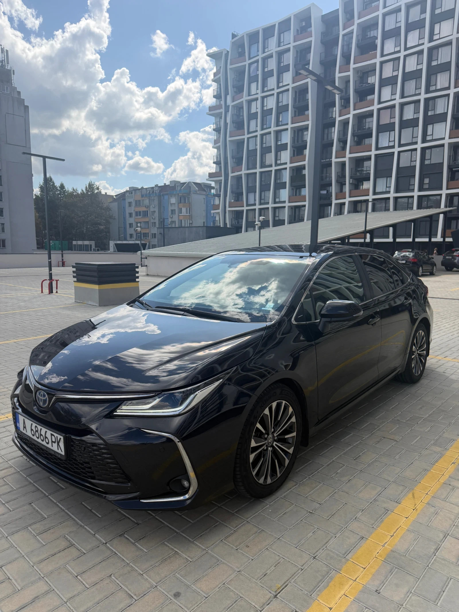 Toyota Corolla Facelift 1.8 HSD Luxury Plus, снимка 4 - Автомобили и джипове - 56331820