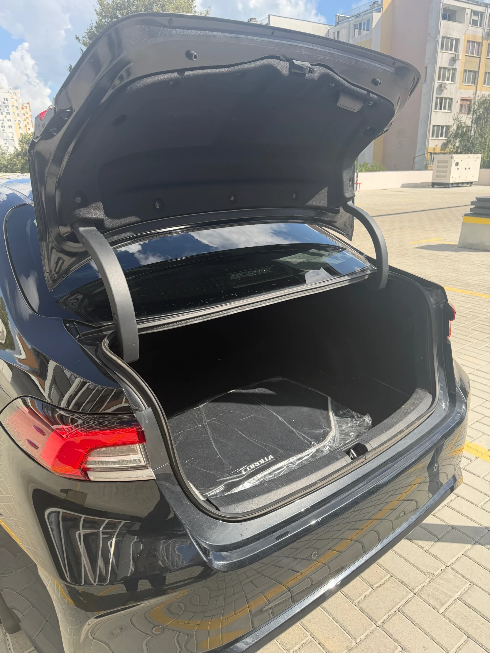 Toyota Corolla Facelift 1.8 HSD Luxury Plus, снимка 14 - Автомобили и джипове - 56331820