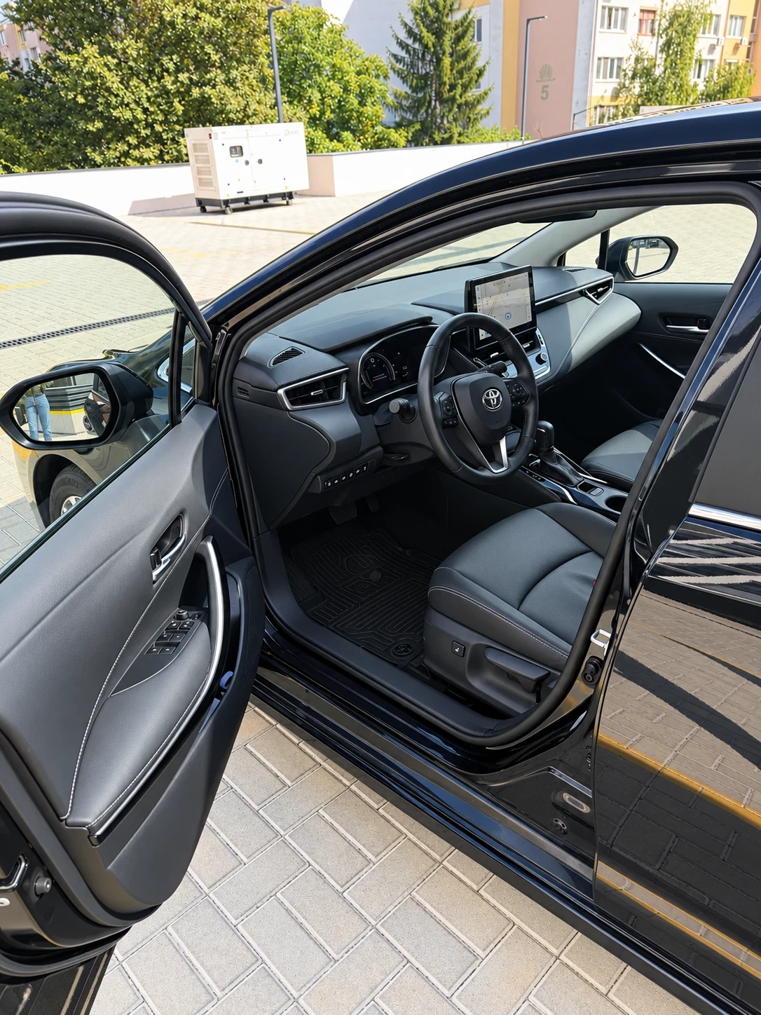 Toyota Corolla Facelift 1.8 HSD Luxury Plus, снимка 10 - Автомобили и джипове - 56331820