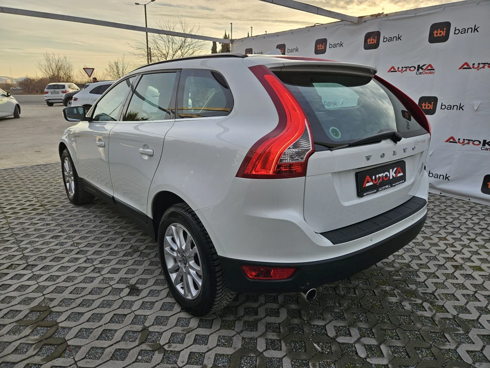 Volvo XC60 2.4D-163кс= 6СКОРОСТИ= 4х4= НАВИ= ПАНОРАМА - изображение 5