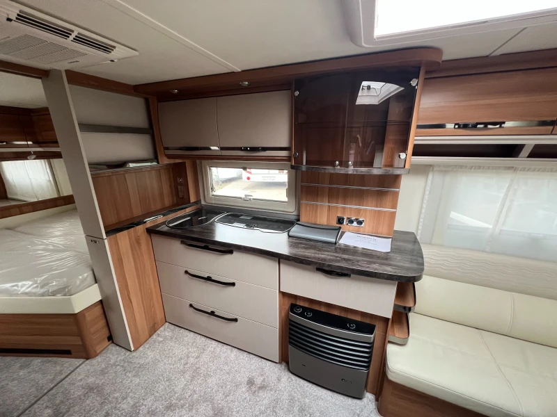 Каравана Tabbert Vivaldi 685, снимка 5 - Каравани и кемпери - 52412345