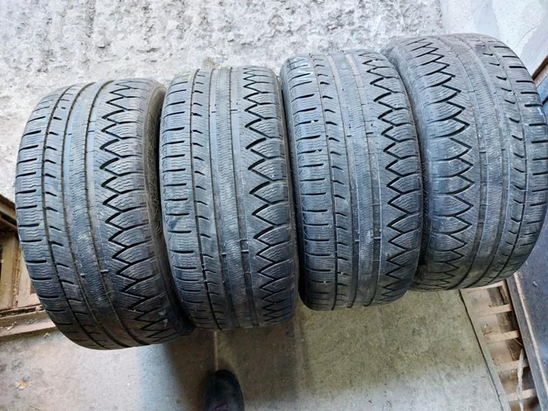 Гуми Зимни 245/45R17, снимка 1 - Гуми и джанти - 37108601