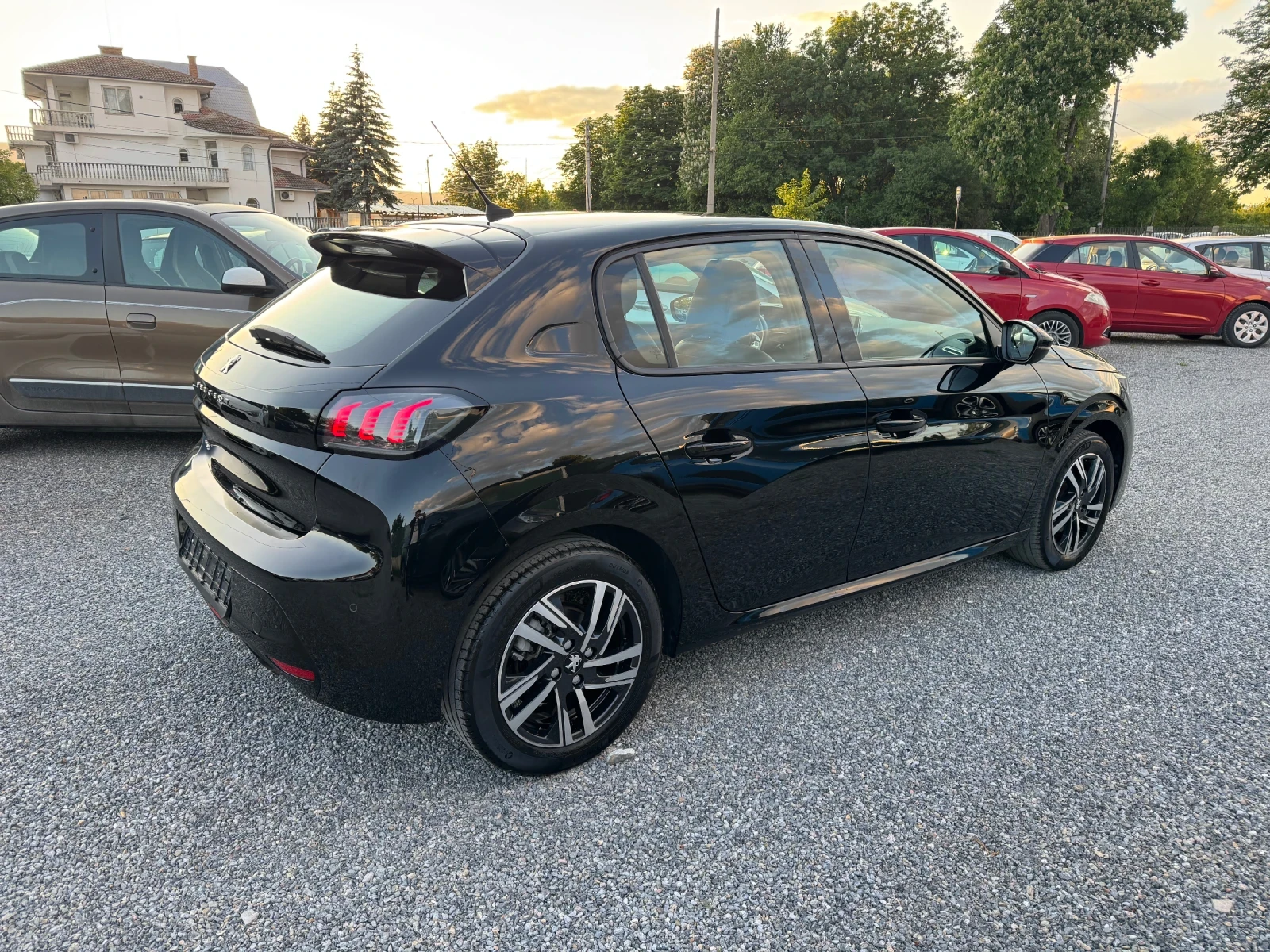 Peugeot 208 1.2T Premium Allure! Digital cockpit! LED!! Navi!! - изображение 7