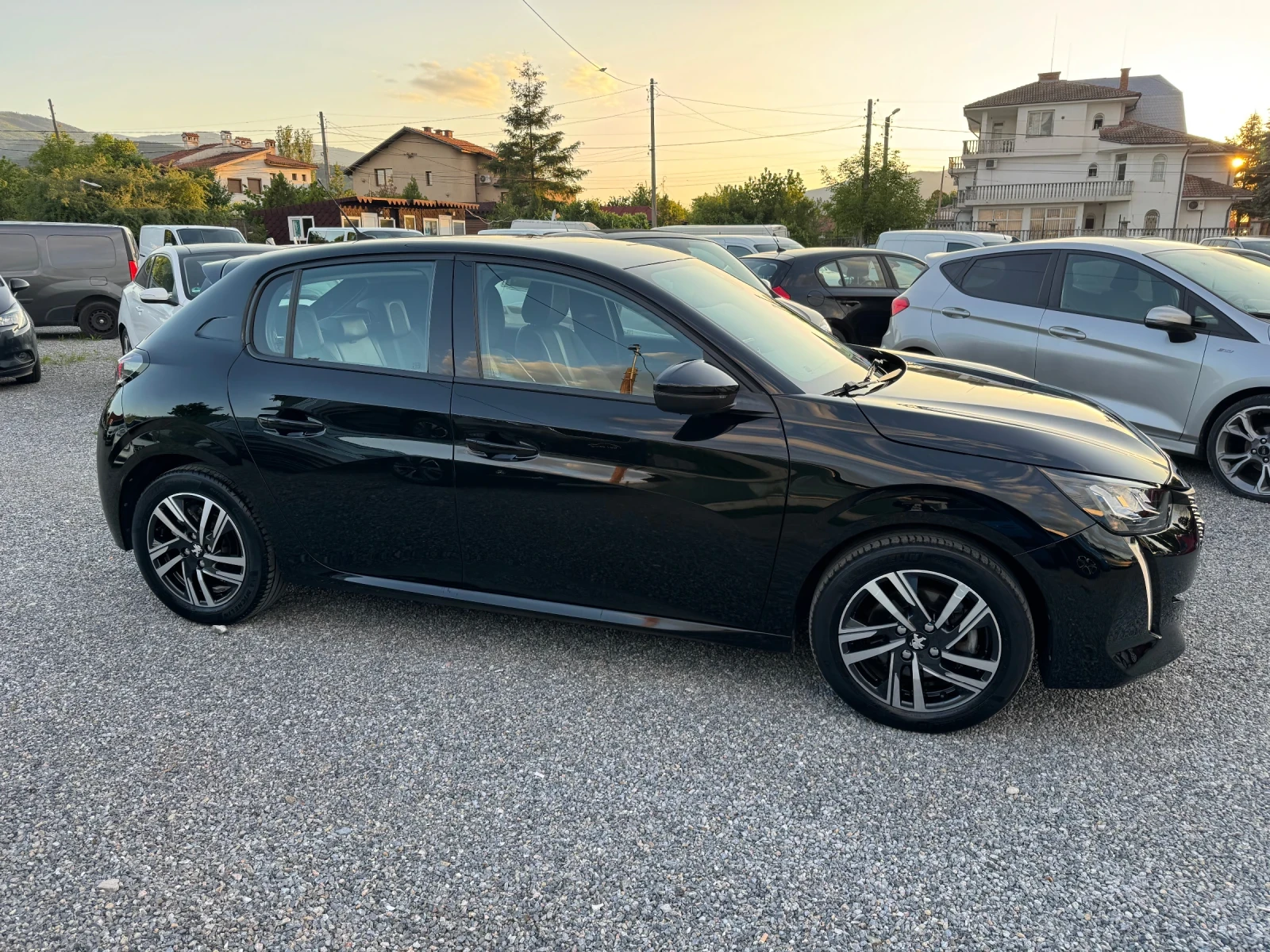 Peugeot 208 1.2T Premium Allure! Digital cockpit! LED!! Navi!! - изображение 8