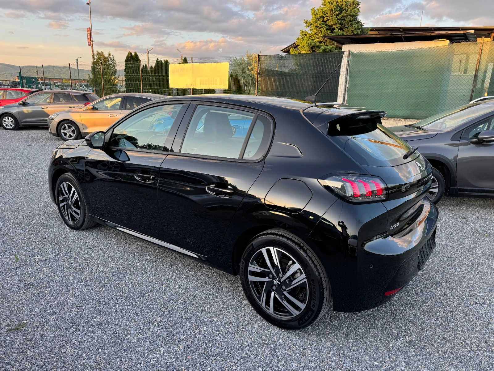 Peugeot 208 1.2T Premium Allure! Digital cockpit! LED!! Navi!! - изображение 4