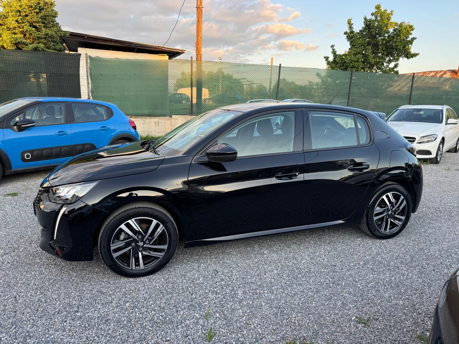 Peugeot 208 1.2T Premium Allure! Digital cockpit! LED!! Navi!! - изображение 3