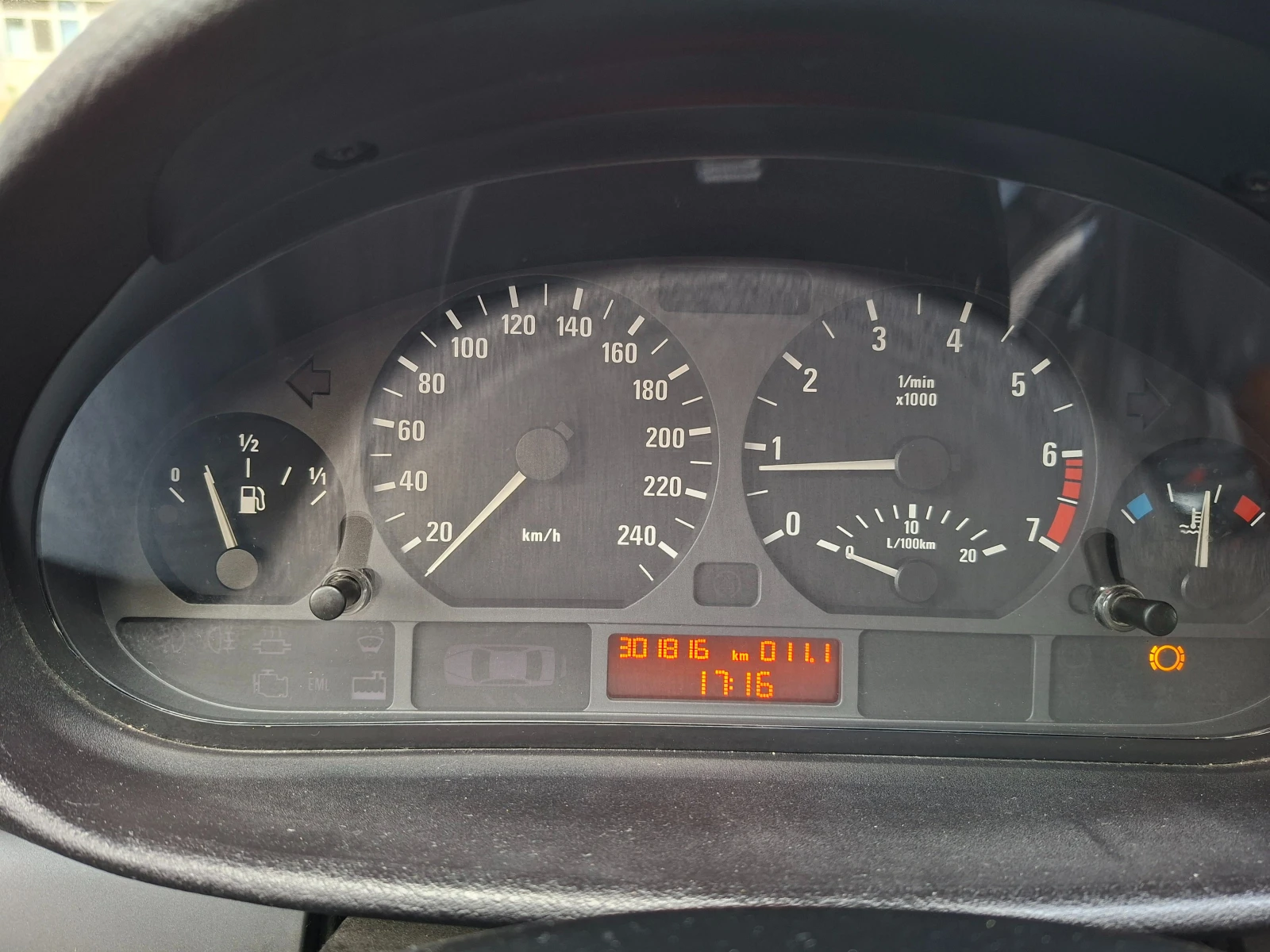 BMW 318, снимка 10 - Автомобили и джипове - 54931659
