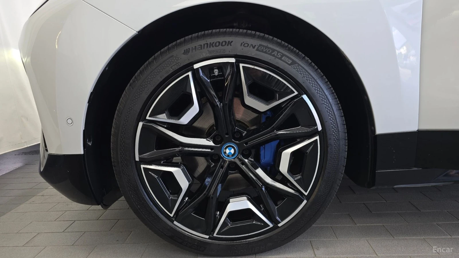 BMW iX 50 SPORT PLUS| 523HP| PANO| HUD| 360| HK, снимка 5 - Автомобили и джипове - 56113827
