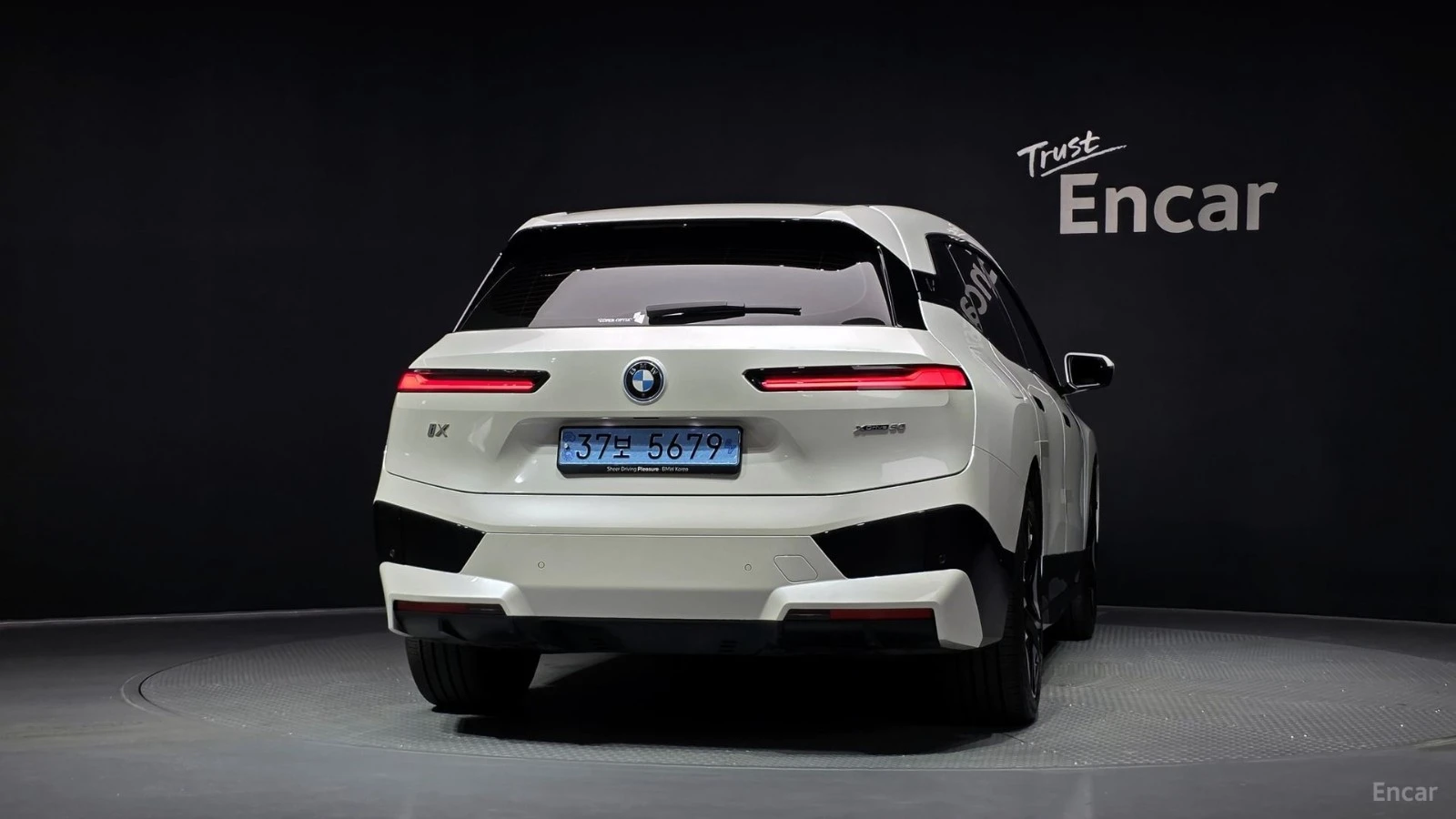 BMW iX 50 SPORT PLUS| 523HP| PANO| HUD| 360| HK, снимка 4 - Автомобили и джипове - 56113827