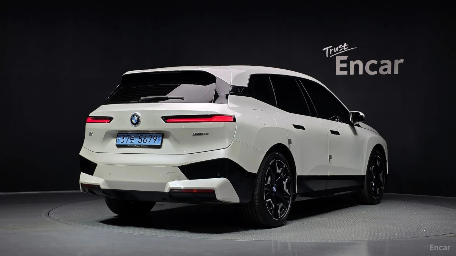 BMW iX 50 SPORT PLUS| 523HP| PANO| HUD| 360| HK, снимка 2 - Автомобили и джипове - 56113827