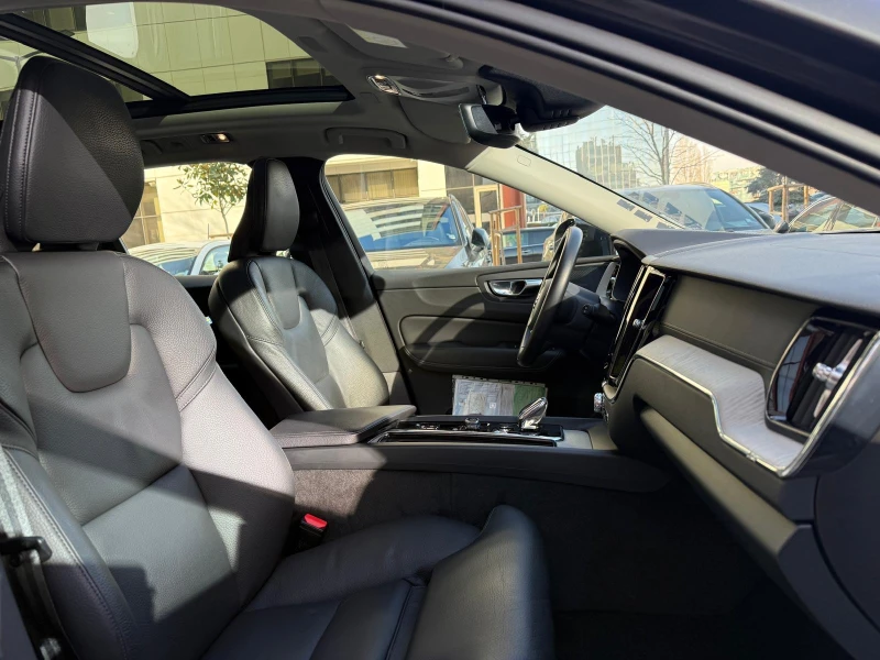 Volvo XC60 B4 D AWD Inscription, снимка 13 - Автомобили и джипове - 52825820