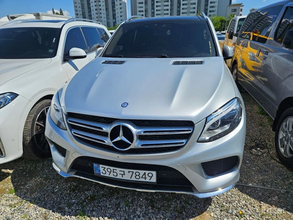 Mercedes-Benz GLE 350 AMG* PACK* HARMON* KARDON* ПОДГРЕВ* ОБДУХВАНЕ* МАС, снимка 2 - Автомобили и джипове - 54505633