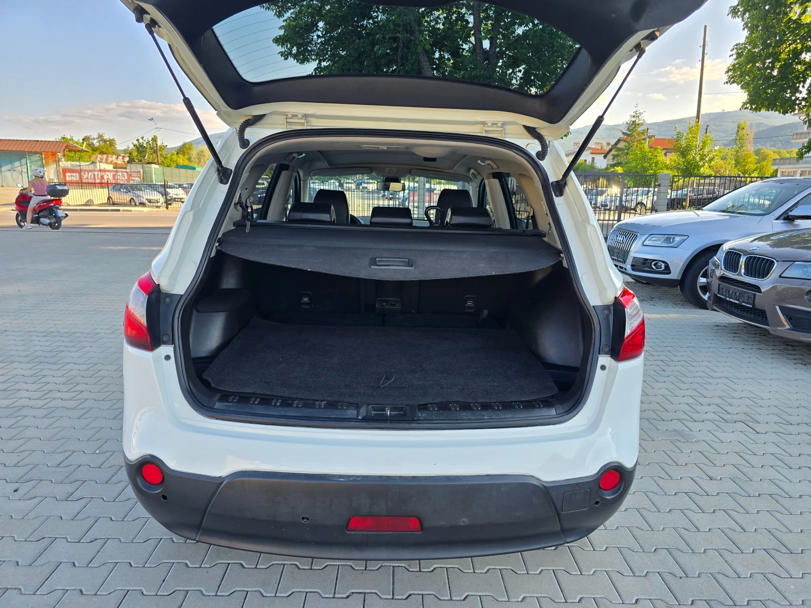 Nissan Qashqai 2.0D, 4x4, 7-места, Кожа, Подгрев, Bose!, снимка 17 - Автомобили и джипове - 55472030