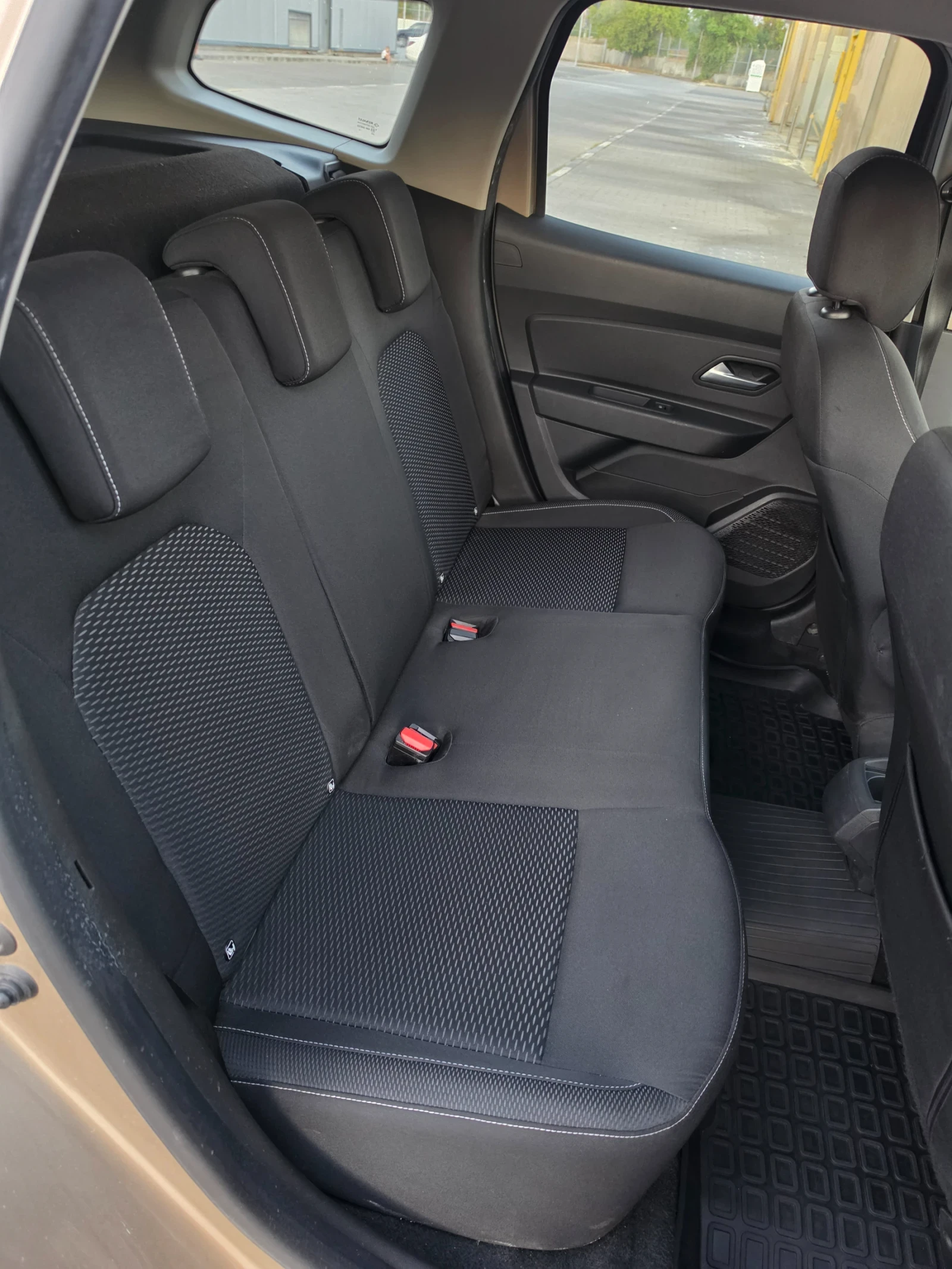 Dacia Duster 1.6 бензин/газ, снимка 8 - Автомобили и джипове - 55531686