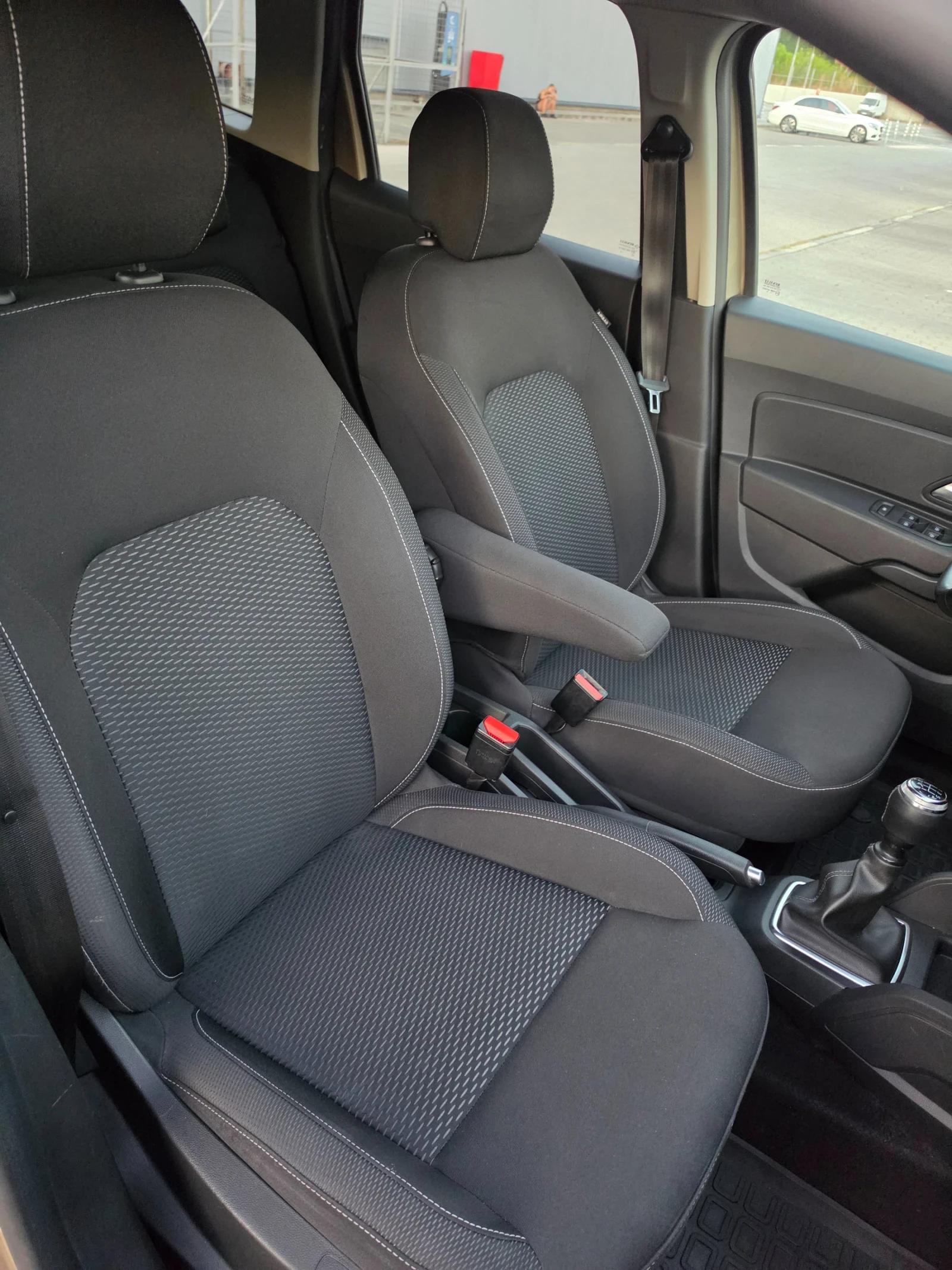 Dacia Duster 1.6 бензин/газ, снимка 7 - Автомобили и джипове - 55531686