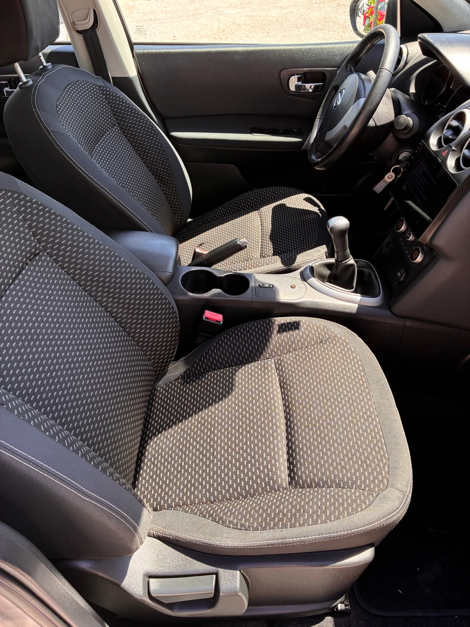 Nissan Qashqai 1.6 Benzin, снимка 12 - Автомобили и джипове - 55707858