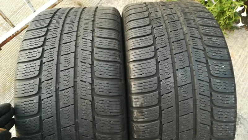 Гуми Зимни 255/40R18, снимка 1 - Гуми и джанти - 26187519