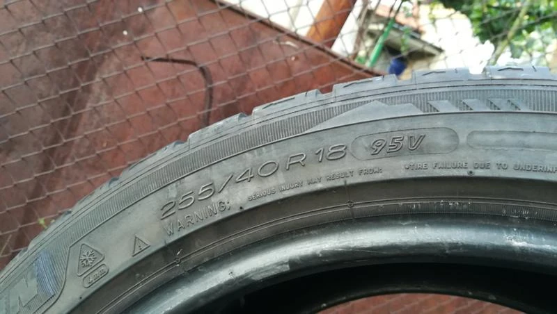 Гуми Зимни 255/40R18, снимка 8 - Гуми и джанти - 26187519