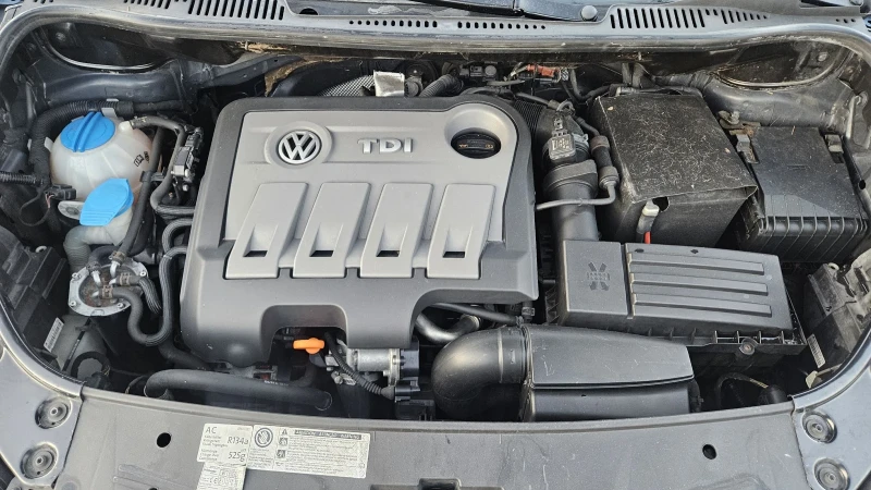 VW Touran 1.6 TDI, снимка 17 - Автомобили и джипове - 52756272