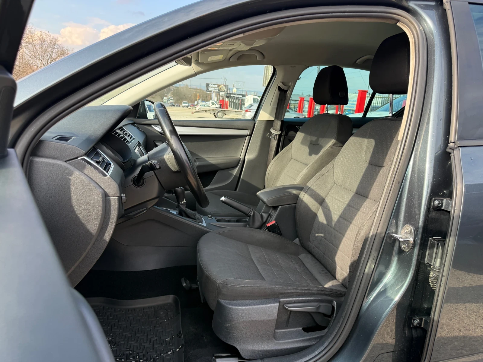 Skoda Octavia 2.0TDI* NAVI* РЕАЛНИ КМ* РЕГИСТРИРАНА* ОБСЛУЖЕНА, снимка 6 - Автомобили и джипове - 53974879