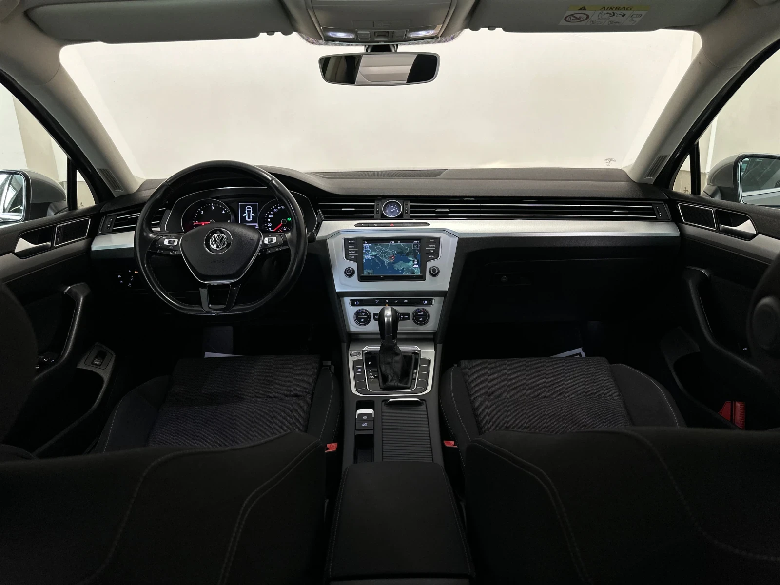 VW Passat 2.00D/DSG6/Панорама/Keyless/Щори/Обслужен в VW/TOP, снимка 9 - Автомобили и джипове - 54672583